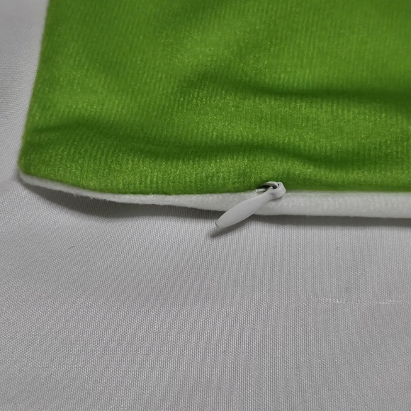 New Set of 4 Grinch Max Christmas Pillow Covers 18x18 Whoville Grinches Grinchy - Picture 7 of 11